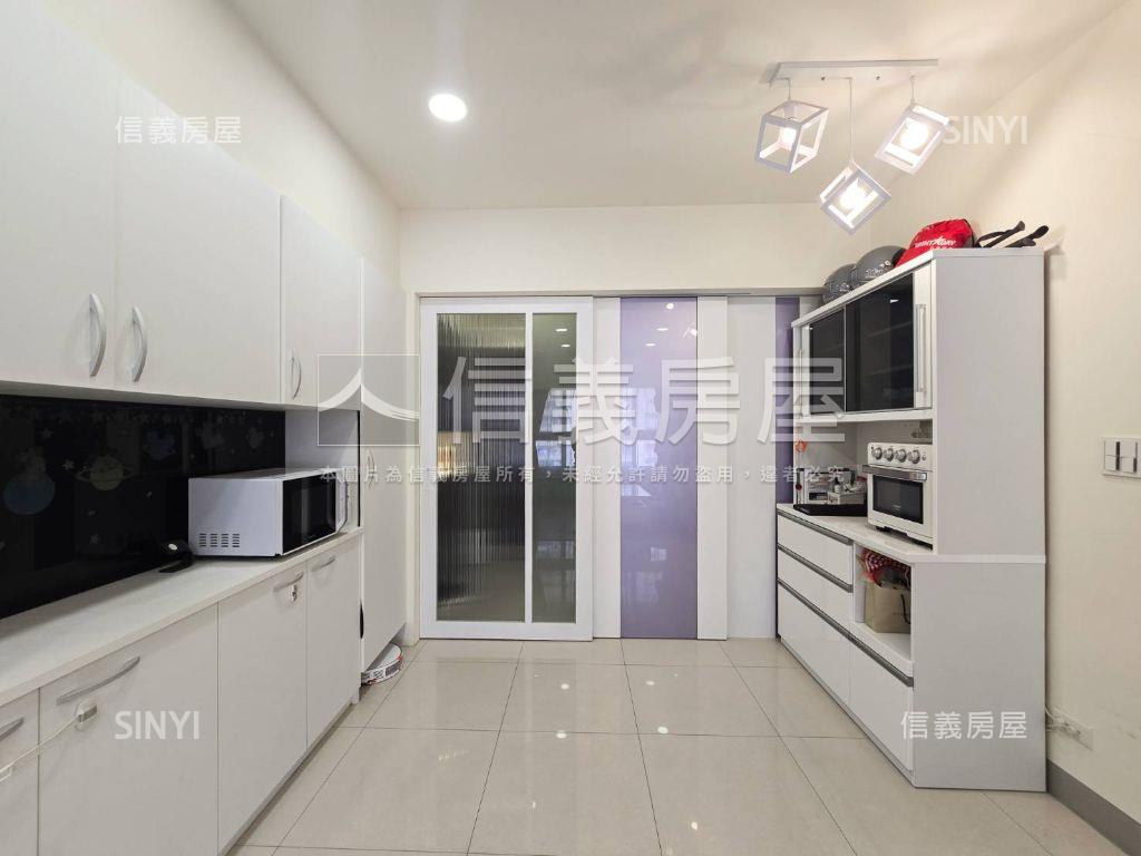 近巨蛋核心城三房車位房屋室內格局與周邊環境