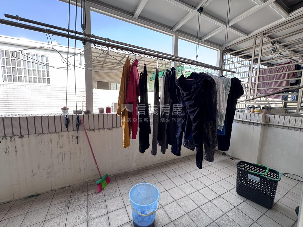 近體育公園約１５年透天房屋室內格局與周邊環境