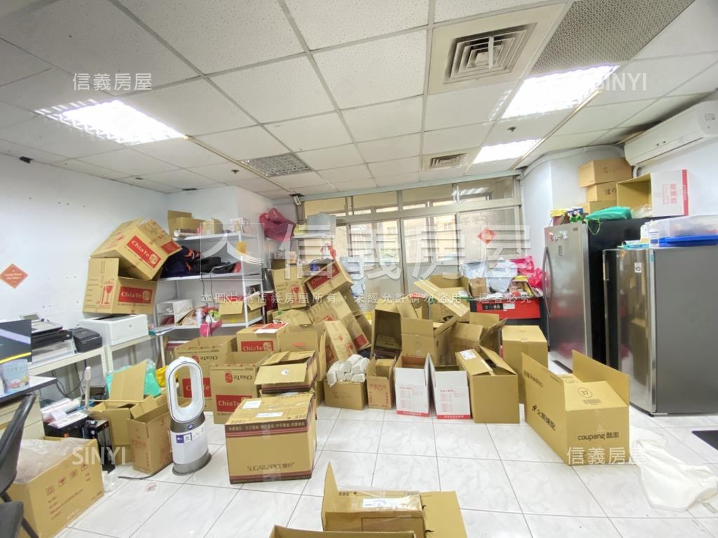 西門【爵市】。邊間辦公房屋室內格局與周邊環境