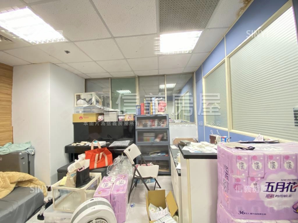 西門【爵市】。邊間辦公房屋室內格局與周邊環境