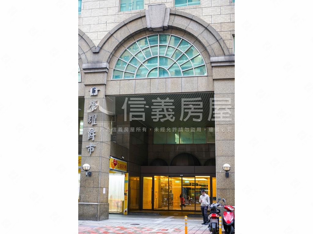 西門【爵市】。邊間辦公房屋室內格局與周邊環境