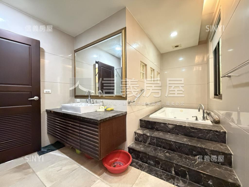 北屯近葳格大面寬別墅房屋室內格局與周邊環境