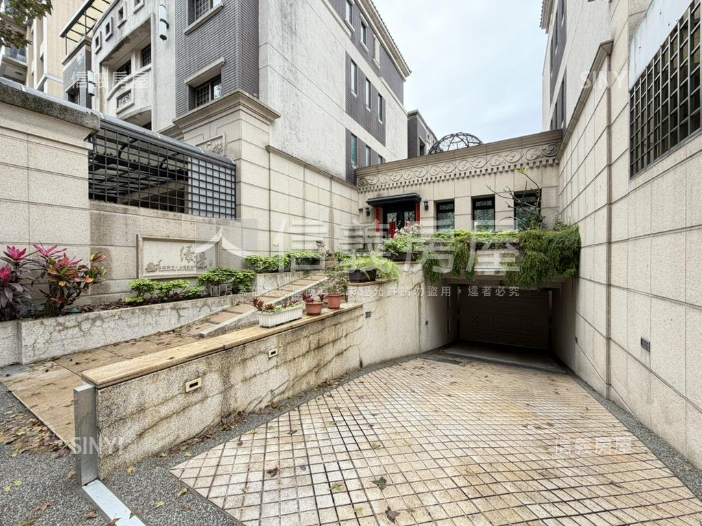 北屯近葳格大面寬別墅房屋室內格局與周邊環境