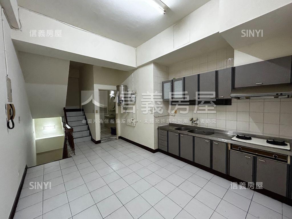 三多商圈美的優質店面房屋室內格局與周邊環境