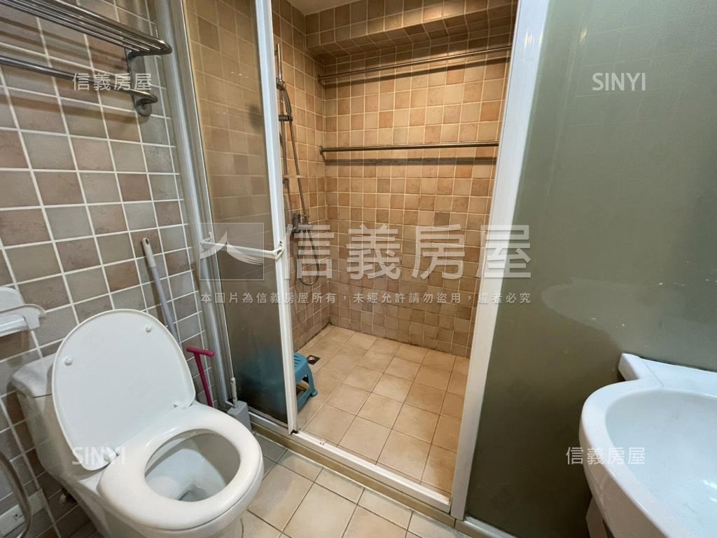 歐洲村路易美裝三房車位房屋室內格局與周邊環境