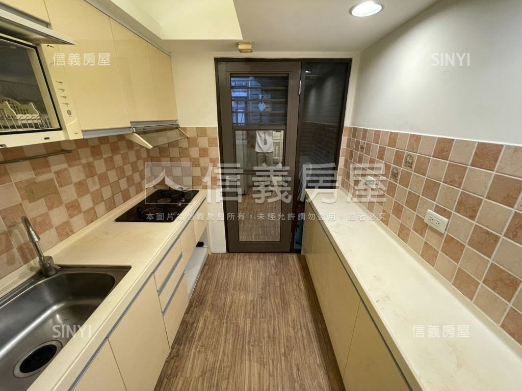 歐洲村路易美裝三房車位房屋室內格局與周邊環境