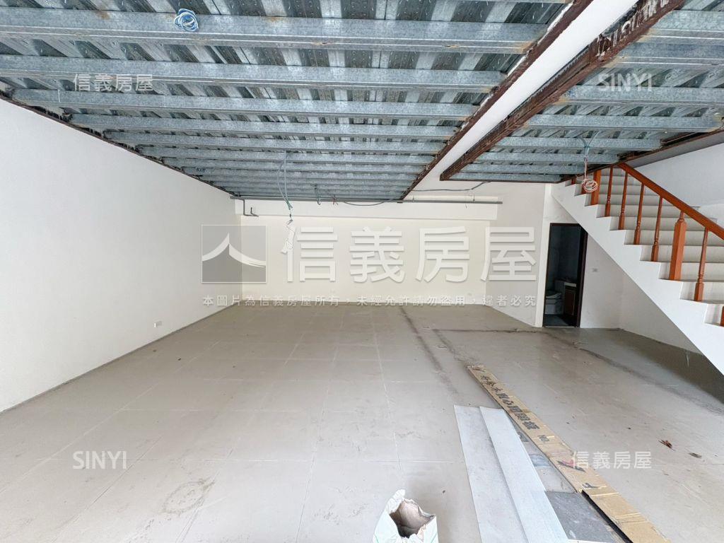 近鶯歌火車站雙面寬金店面房屋室內格局與周邊環境