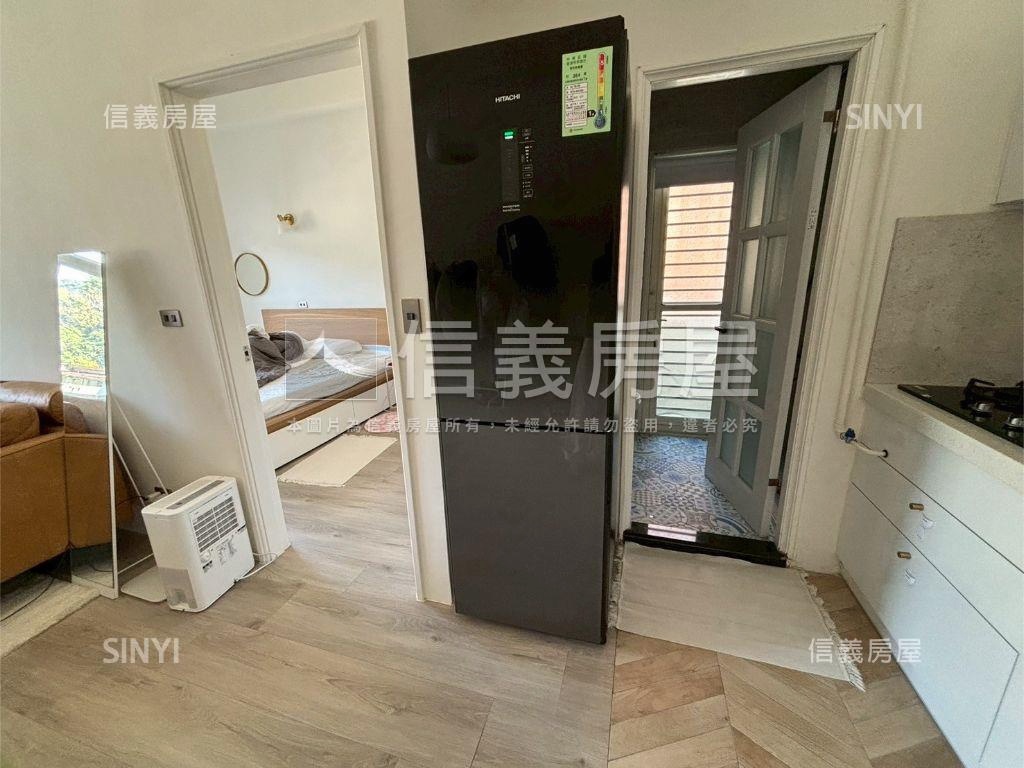 輕奢質感。挑高電梯一房房屋室內格局與周邊環境