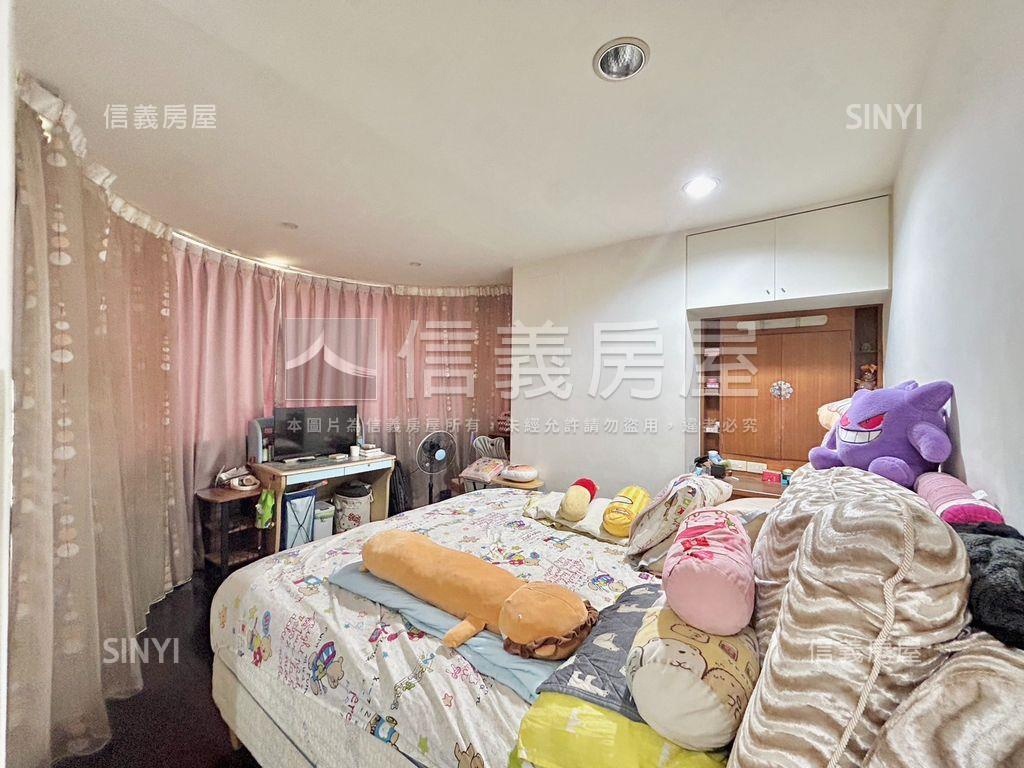 雪梨新世紀四房附車位房屋室內格局與周邊環境