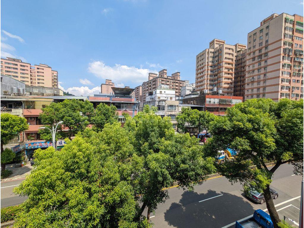 中正路一段稀有店住透天房屋室內格局與周邊環境