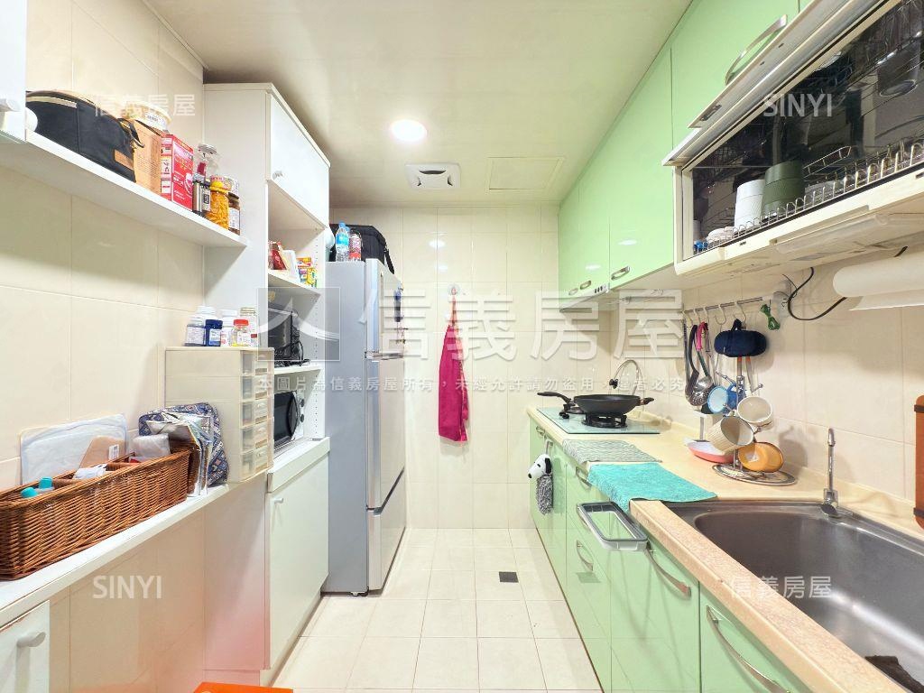 中正路燙金店面房屋室內格局與周邊環境