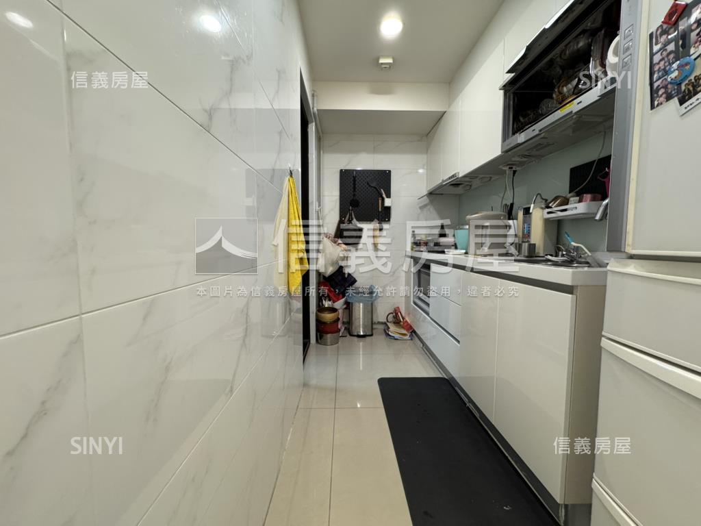 新時代面中庭捷運３房車位房屋室內格局與周邊環境