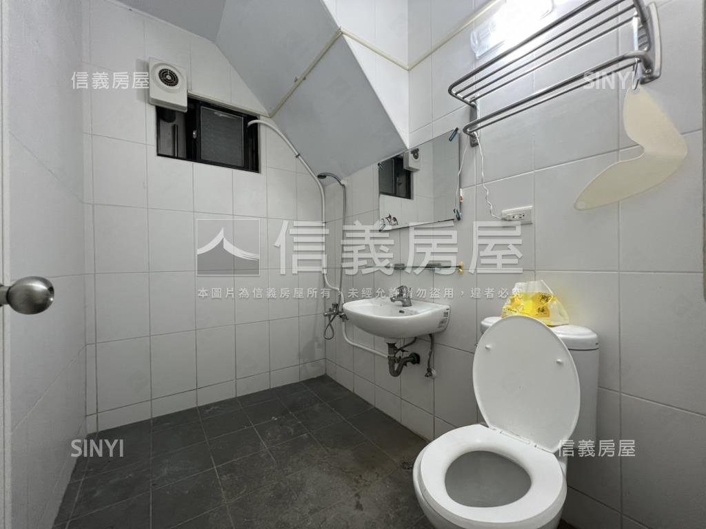 近１４期角間臨路美透天房屋室內格局與周邊環境