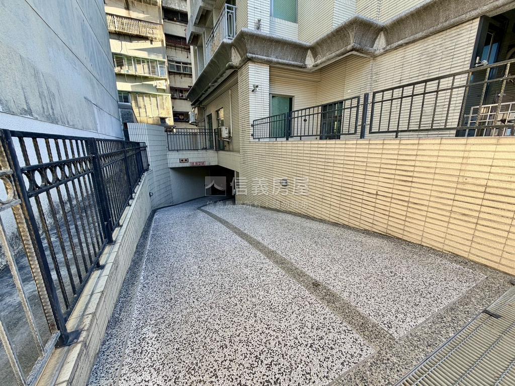 稀有·巴黎之星兩房車位房屋室內格局與周邊環境