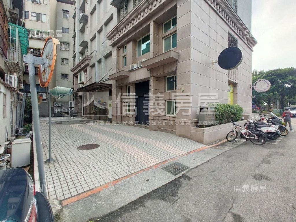 信義世爵☆車位房屋室內格局與周邊環境