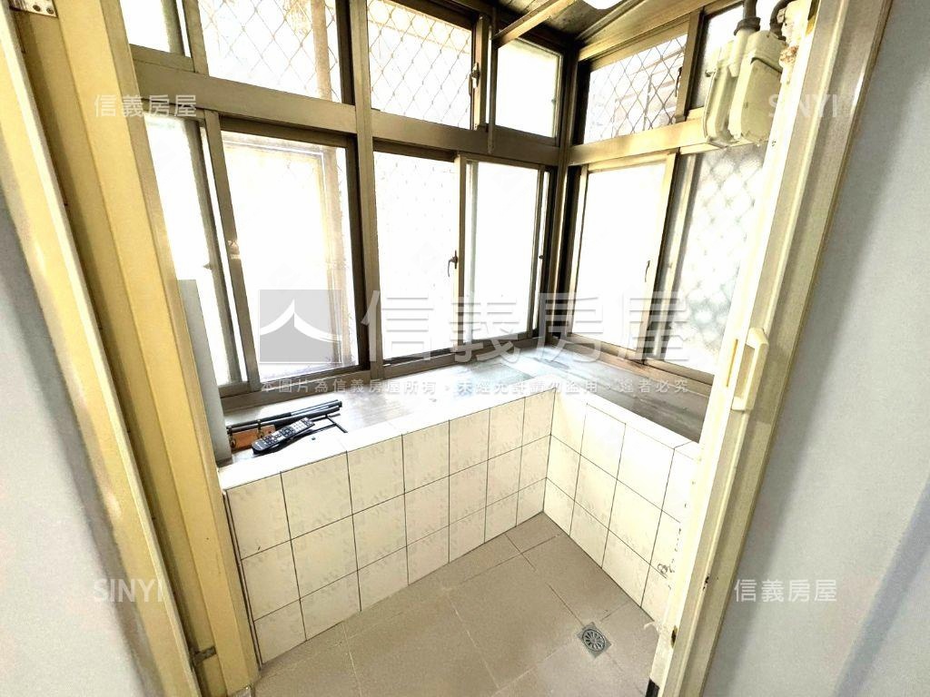信義區低總價二樓房屋室內格局與周邊環境