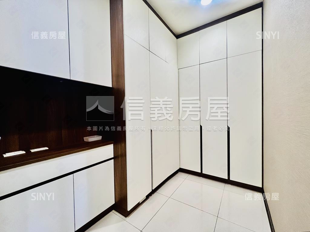 雲世紀裝潢２房平面車位房屋室內格局與周邊環境