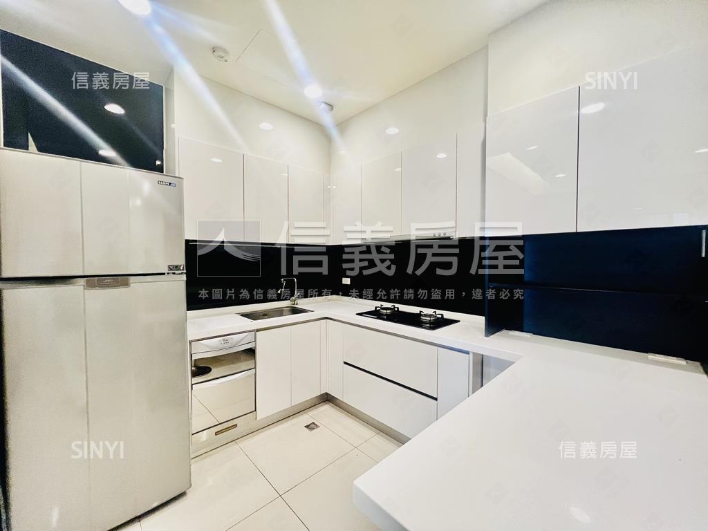 雲世紀裝潢２房平面車位房屋室內格局與周邊環境