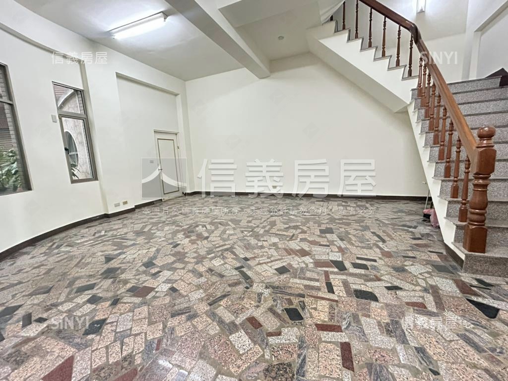 近奇美角窗邊間透天房屋室內格局與周邊環境