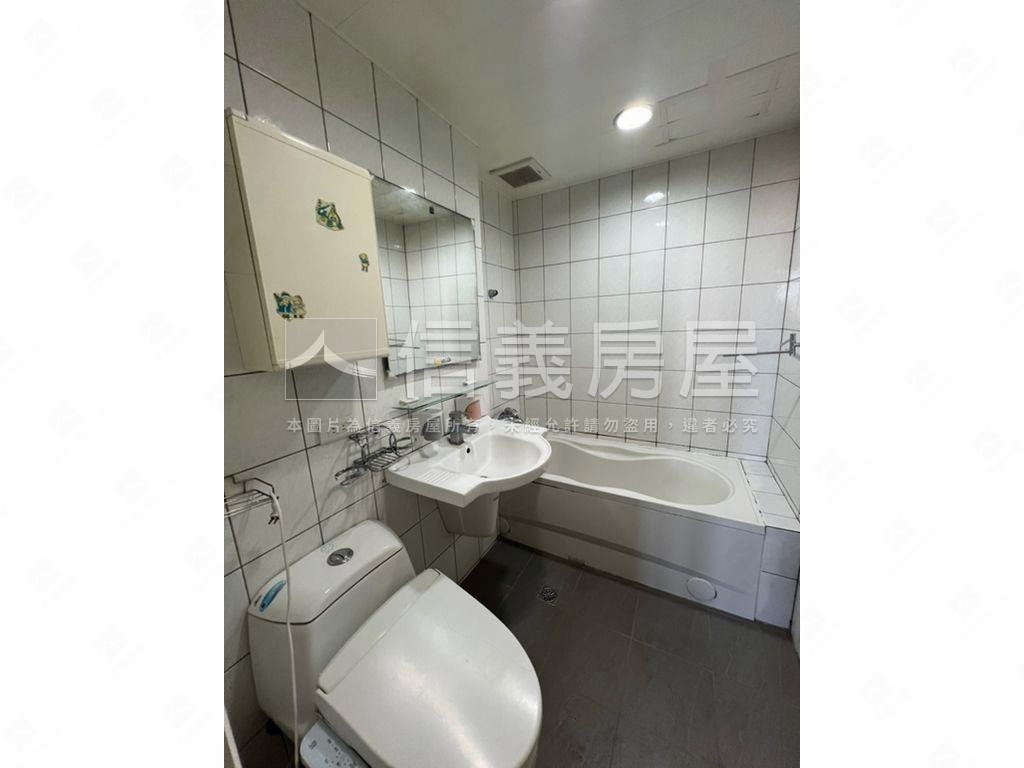 中正路景觀三房先看這間房屋室內格局與周邊環境