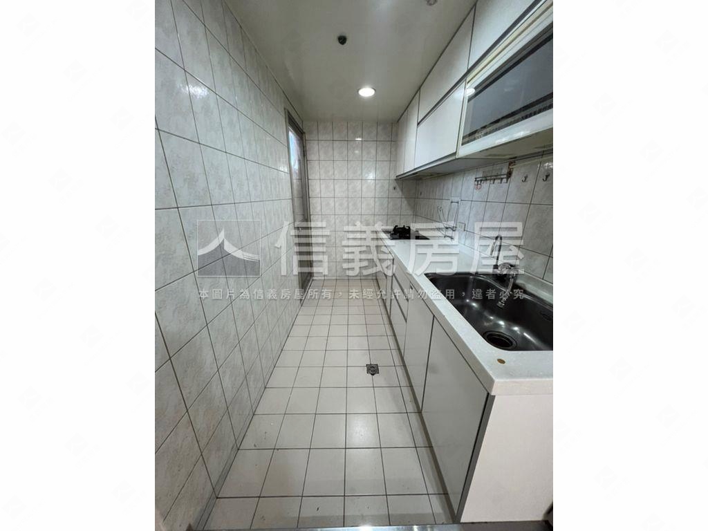 中正路景觀三房先看這間房屋室內格局與周邊環境