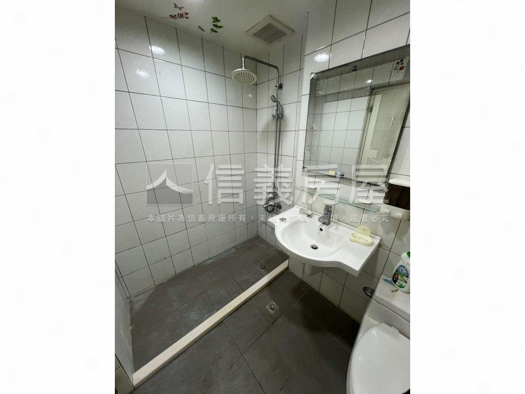 中正路景觀三房先看這間房屋室內格局與周邊環境