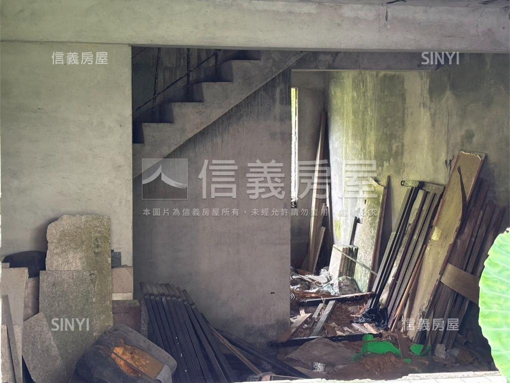 水晶山莊需大整修丙建透天房屋室內格局與周邊環境