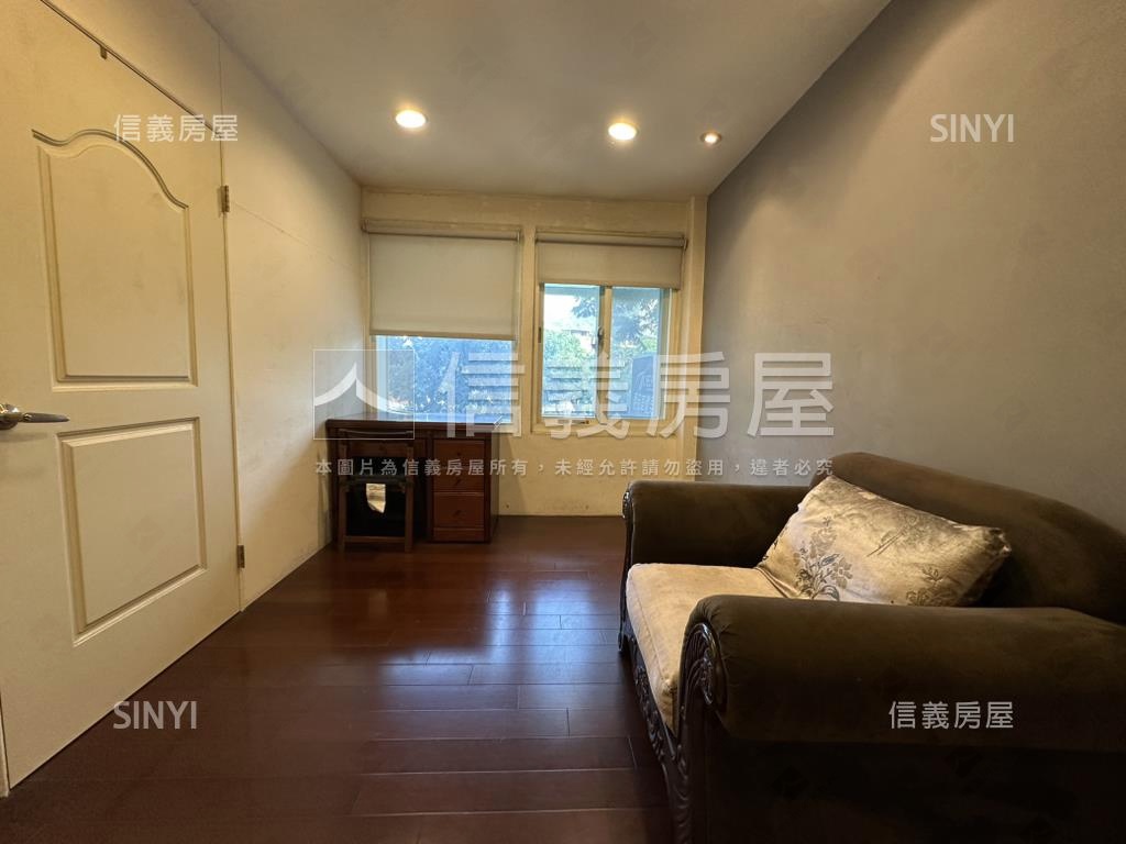 正忠孝東路樹影搖曳二樓房屋室內格局與周邊環境