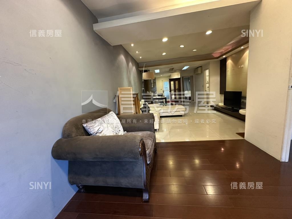 正忠孝東路樹影搖曳二樓房屋室內格局與周邊環境
