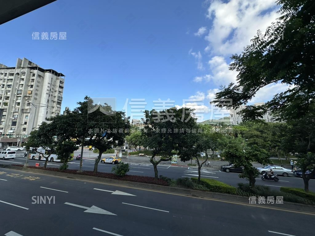 正忠孝東路樹影搖曳二樓房屋室內格局與周邊環境