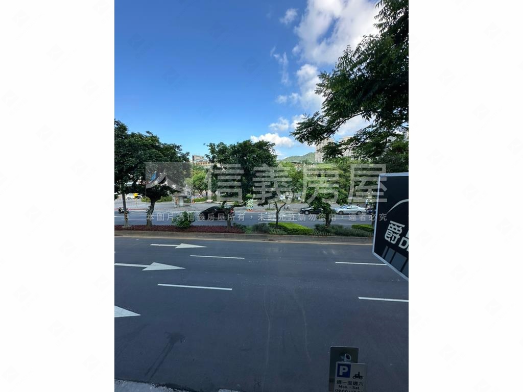 正忠孝東路樹影搖曳二樓房屋室內格局與周邊環境