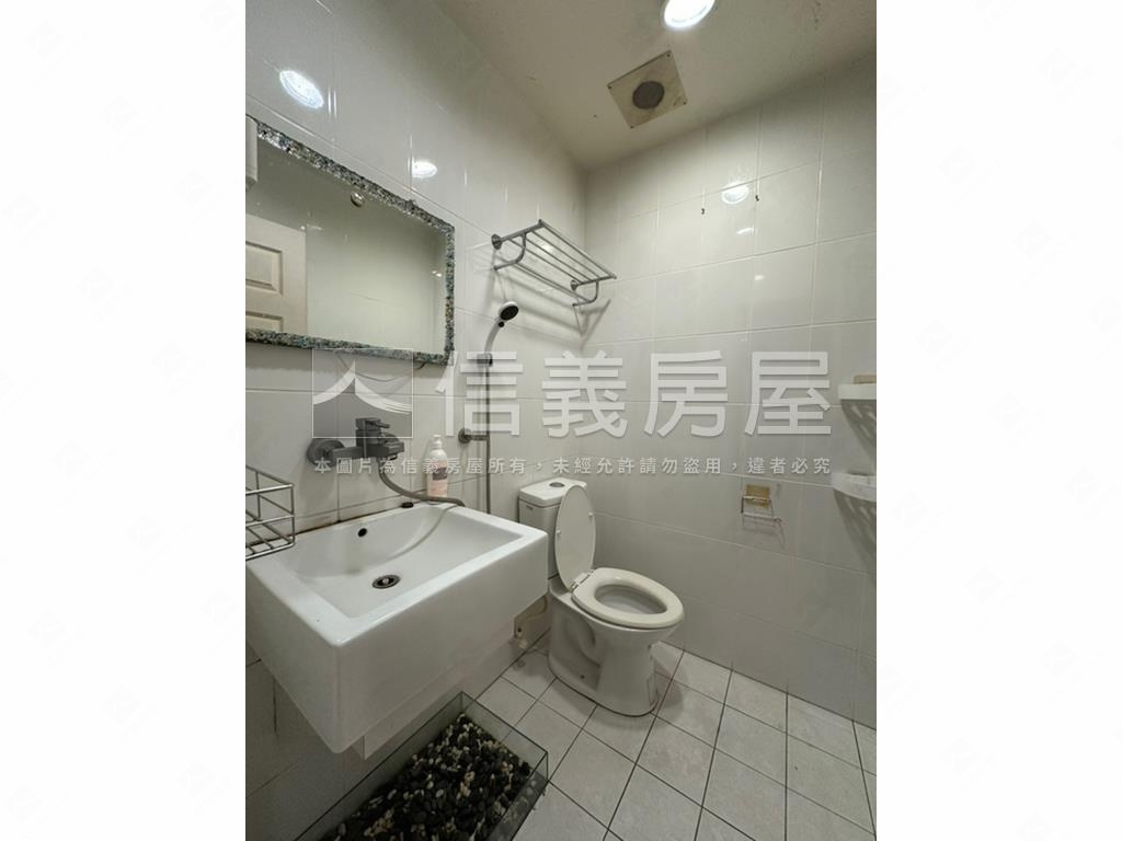 正忠孝東路樹影搖曳二樓房屋室內格局與周邊環境