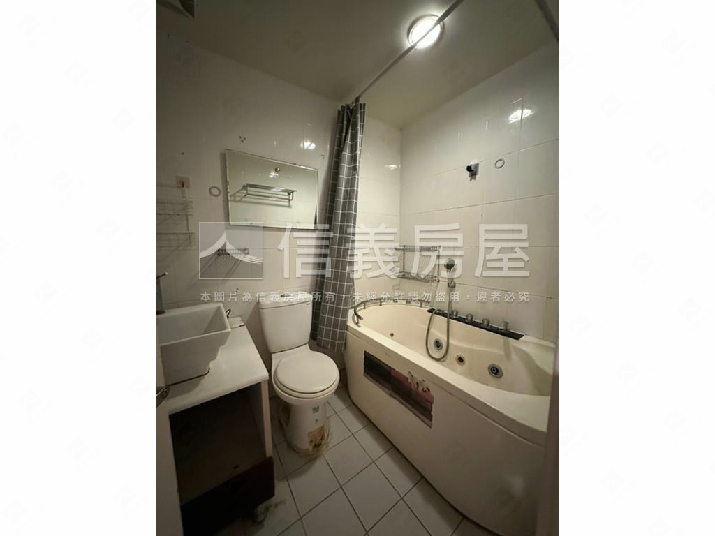 正忠孝東路樹影搖曳二樓房屋室內格局與周邊環境