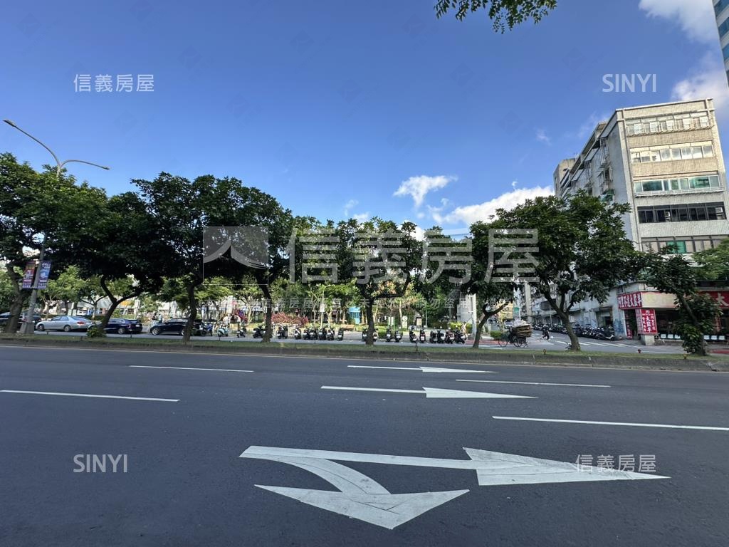 正忠孝東路樹影搖曳二樓房屋室內格局與周邊環境