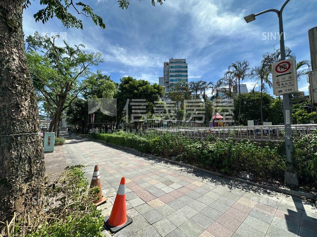 正忠孝東路樹影搖曳二樓房屋室內格局與周邊環境