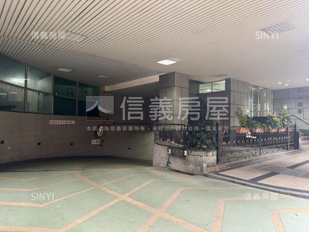 國賓挑高採光美居附車位房屋室內格局與周邊環境