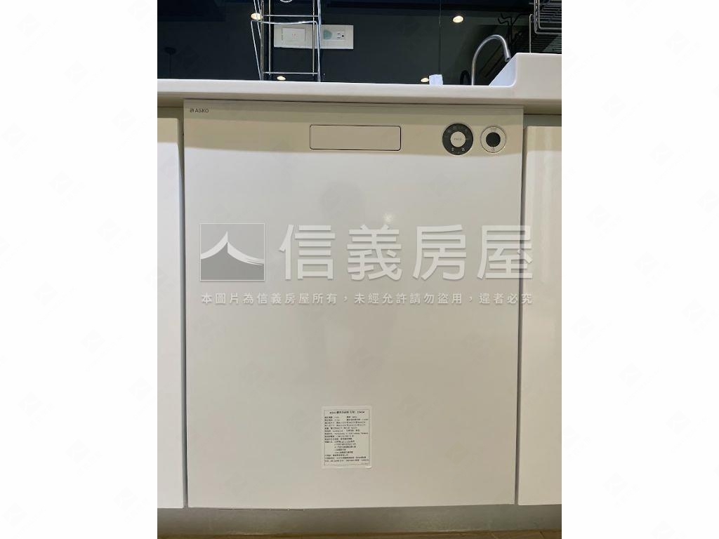 信義街公園旁新穎美墅房屋室內格局與周邊環境