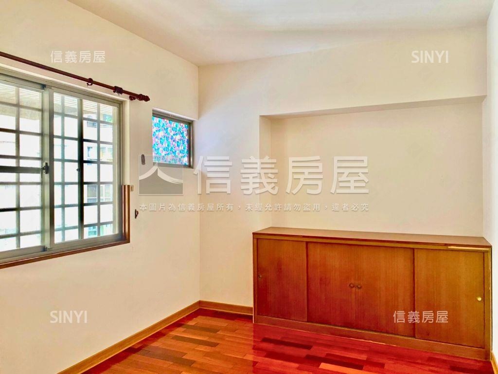 先看大業學苑四房平面車位房屋室內格局與周邊環境