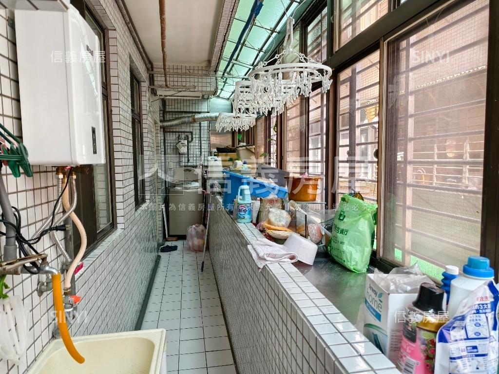 建安電梯大四房附車位房屋室內格局與周邊環境