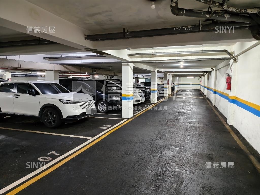 建安電梯大四房附車位房屋室內格局與周邊環境