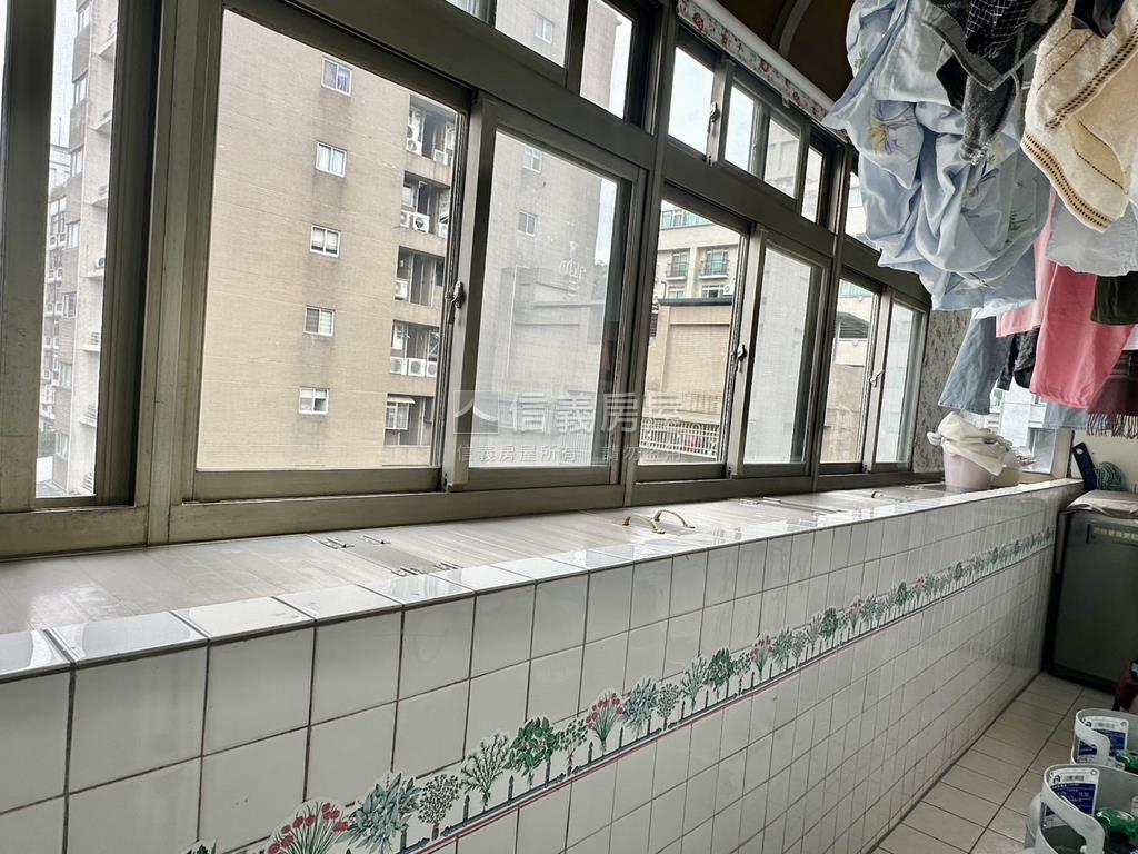 近捷運邊間方正美寓房屋室內格局與周邊環境