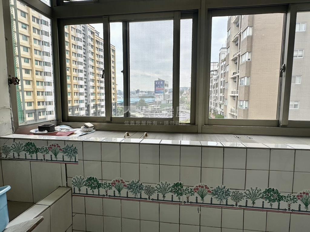 近捷運邊間方正美寓房屋室內格局與周邊環境