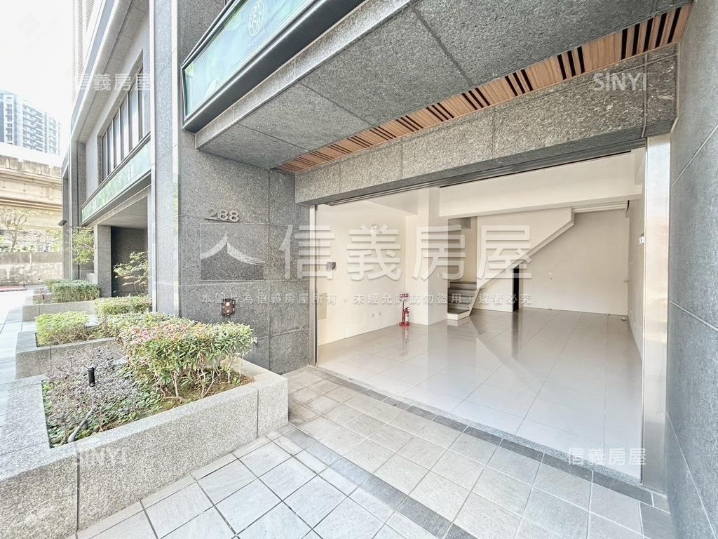 高鐵區挑高金店面房屋室內格局與周邊環境