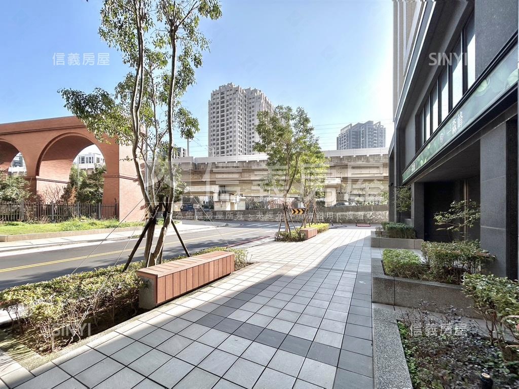 高鐵區挑高金店面房屋室內格局與周邊環境