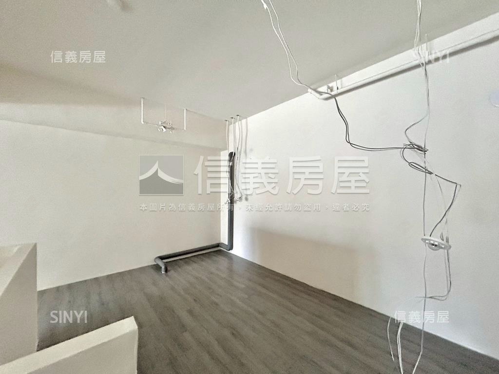 高鐵區挑高金店面房屋室內格局與周邊環境