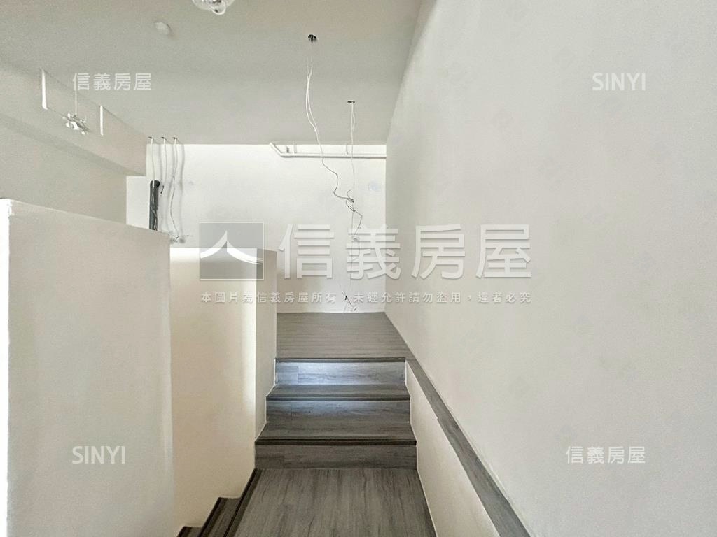 高鐵區挑高金店面房屋室內格局與周邊環境