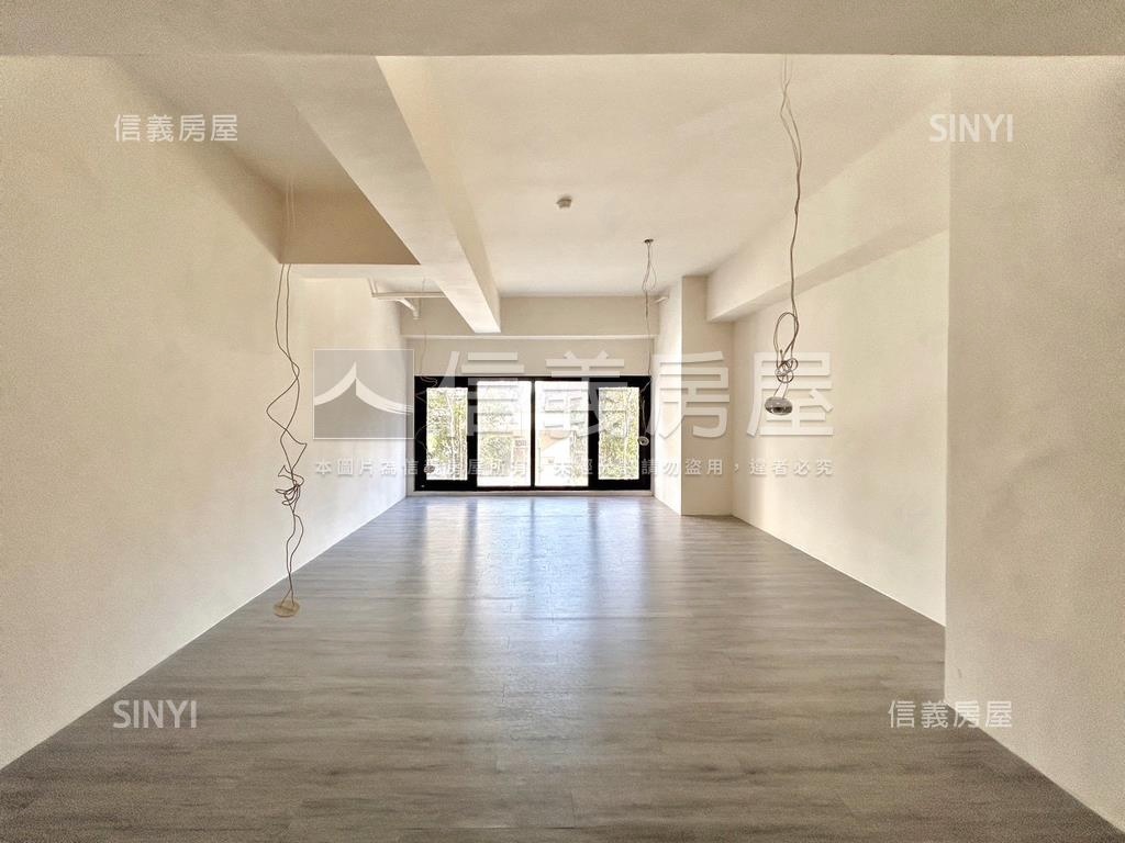 高鐵區挑高金店面房屋室內格局與周邊環境