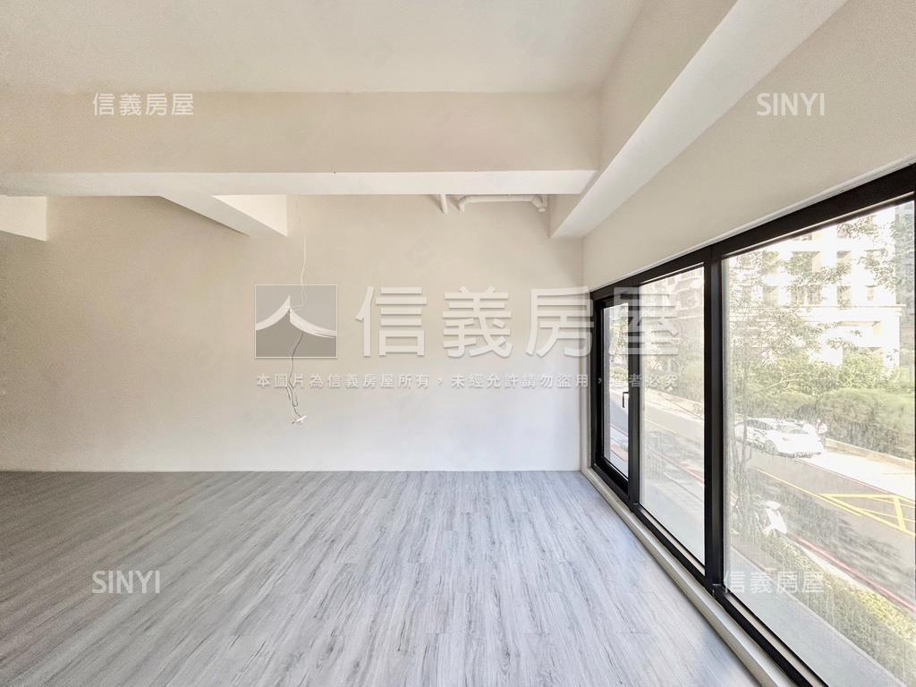 高鐵區挑高金店面房屋室內格局與周邊環境