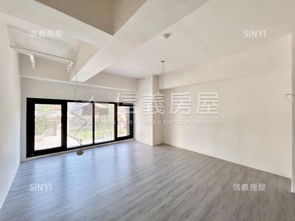 高鐵區挑高金店面房屋室內格局與周邊環境