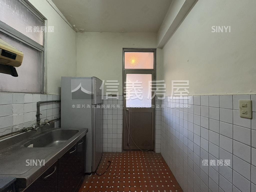 三面採光●信義黃金二樓房屋室內格局與周邊環境